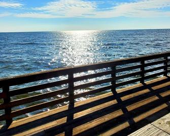 Luxury Cottage w/ Bay & Boardwalk Views--steps from the water - North Beach - Balcony