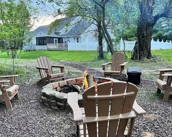 Pondview Paradise, Cozy home with pool and pond on 8 acres - Elizabethtown - Patio