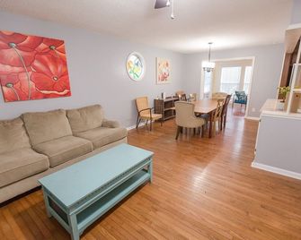 ROOMY!, pet friendly, fenced backyard. - Cleveland - Living room