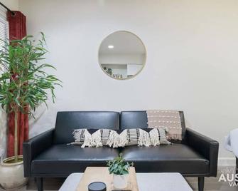 Cozy Newly Renovated King Sofa Bed and Smart TV - Austin - Sala de estar
