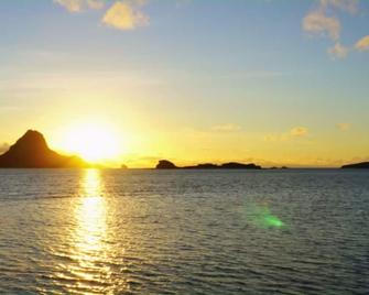 Traditional Bure by the beach in the authentic Yasawa Village - Yasawa Island - Beach