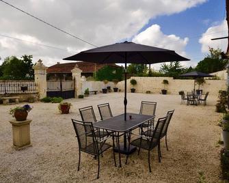 Modern Charentais gîtes, heated pool, free wifi. Kids can be kids & adults relax - Néré - Patio