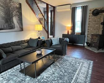 The Vintage on Market, w/Pool, near Hershey, Ironstone Ranch & Spooky Nook - Elizabethtown - Wohnzimmer