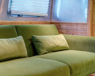 Unique Luxury Glamping on 10 Acres at Monarch Ranch - Springfield - Sala de estar