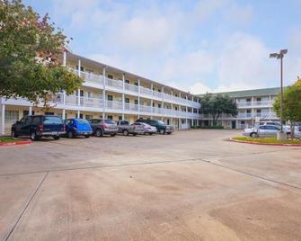 Intown Suites Extended Stay Select Houston Tx - Stafford - Stafford - Building