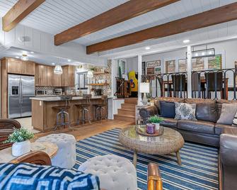 Serene cabin near Lake Arrowhead Village with wraparound deck & forest views - Lake Arrowhead - Sala de estar