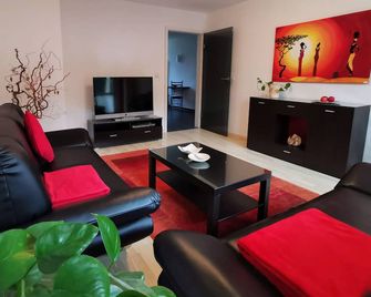 Zentral Gelegene, Ruhige, Ferienwohnung im Grünen - Chemnitz - Living room