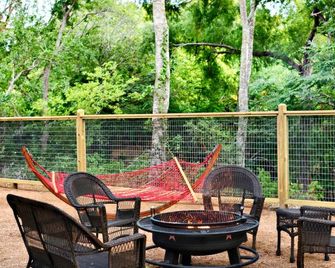 Charming Safari Tent in Marion, Texas - A Fantastic Aquatic Adventure on the Cibolo Creek for the Whole Family - Marion - Patio