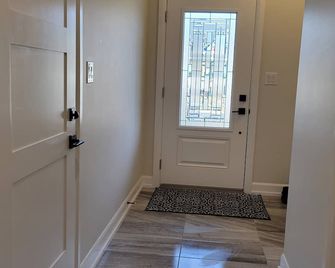 Executive 2 bedroom Retreat-near the Falls, Border and QEW. - Fort Erie - Pasillo