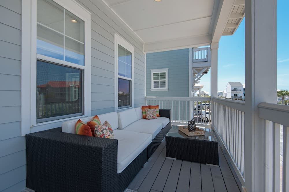 Latitude Adjustment 4 Bedroom Home by RedAwning - Navarre - Balkon