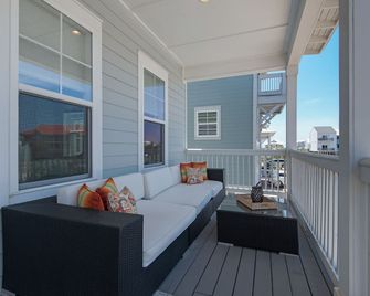 Latitude Adjustment 4 Bedroom Home by RedAwning - Navarre - Balkón