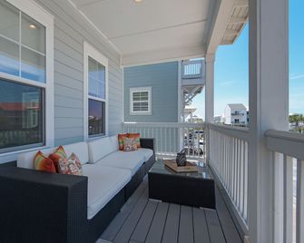 Latitude Adjustment 4 Bedroom Home by RedAwning - Navarre - Balkon