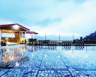 هوتل فيشنو بالاس - موسوري - حوض السباحة