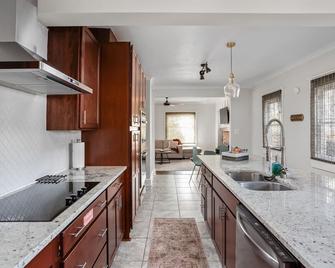 Pet Friendly, Fire Pit, Corn-hole | Indy Heritage House - Indianapolis - Kitchen