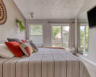 Monmouth Family Retreat - Pet Friendly, Play Areas, Hot Tub, Game Room - Monmouth - Habitación