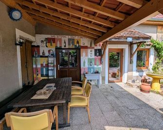 Cottage between city and countryside, free Wi-Fi, along painters' circuit - Comberjon - Patio