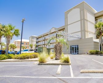 Suntime At The Beach! Updated 2nd Floor Unit! Great Views Of 2 Pools And Gulf! - Dauphin Island - Edificio