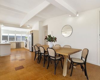 Spacious Coastal 4-Bed Steps from the Sand - Sorrento - Comedor