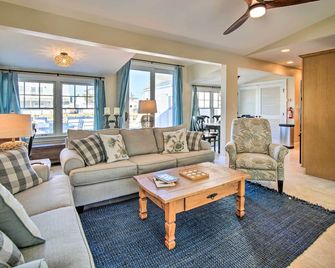 Waterfront Beach Haven West Home w/ Boat Dock - Manahawkin - Living room