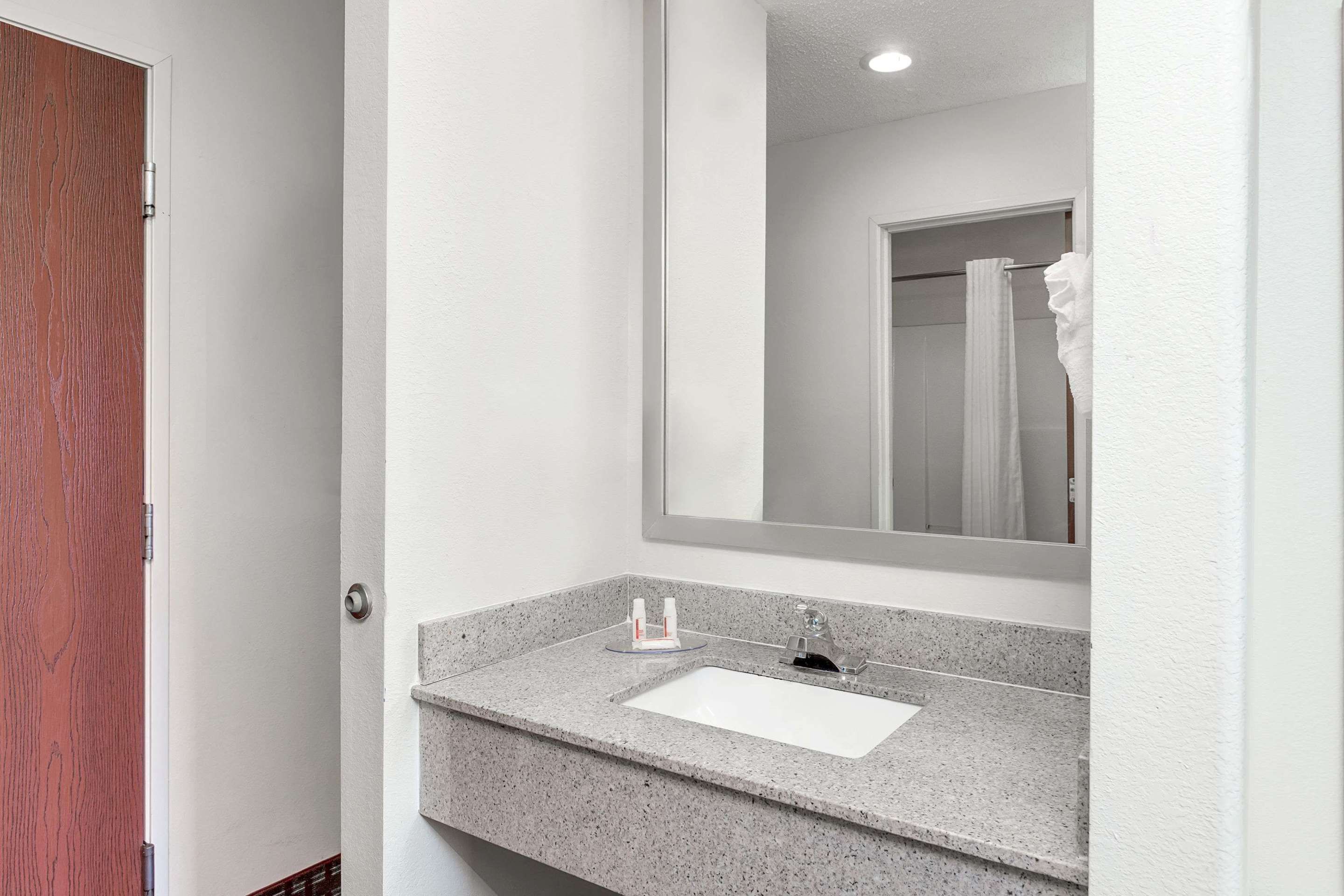 Bathroom view of Howard Johnson by Wyndham Scott Lafayette