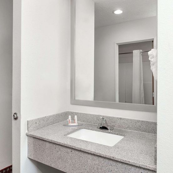 Bathroom view of Howard Johnson by Wyndham Scott Lafayette