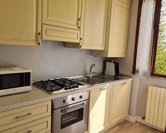 Verdi Valli Comfort B&B Mirandola - Mirandola - Kitchen