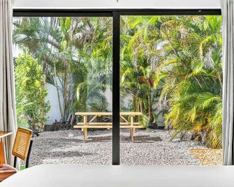 Sleek Kitchenette & Queen Bed - Fort Lauderdale