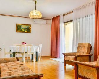 Holiday home with swimming pool and terrace - Senj - Jadalnia