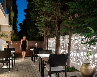 Hotel Galaxias - Rhodes - Patio