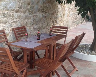 O Cruceiro - Boiro - Patio