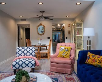 Amarillo Home 3BR,2BA,garage, yard, fireplace, fire pit. - Amarillo - Living room