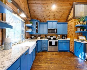 Hot tub, fireplaces, perfect for romantic honeymoons and anniversaries, private - Ringold - Kitchen