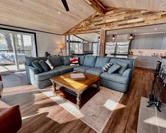 Luxurious pet friendly 4-bedroom cottage in Coe Hill with year round hot tub - Coe Hill - Living room