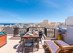 Seashells Sea View Penthouse with private Hot Tub & large sunny terrace with stunning views - by Getwaysmalta - Bugibba - Balcón