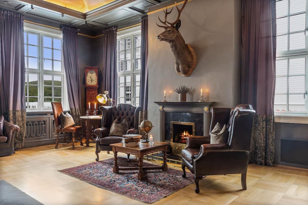 دكتور هولمز هوتل