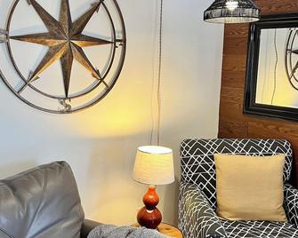 Stay Awhile!Swim/Fish/BoatAutumn Lake. 2 mins. to Salmon River! Cottage5 - Altmar - Servicio de la habitación