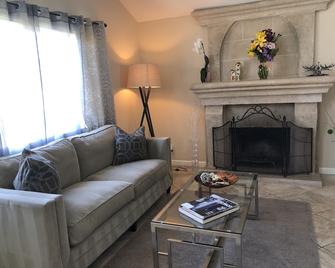 Charming Home In Concord Near San Francisco - Concord - Living room