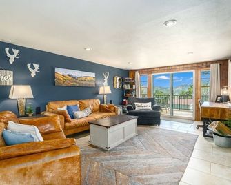 Hot Tub! Pets Ok! Perfect Estes Park Getaway, Walk to Town 3 Kings! - Estes Park - Living room