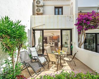 Ace of Homes - Golden Fairway Stay - Granadilla - Hàng hiên