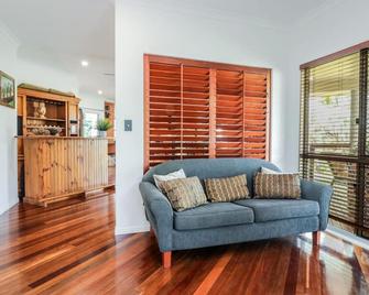 Cabbage Palm Lodge - air conditioned home in town area - Agnes Water - Obývací pokoj