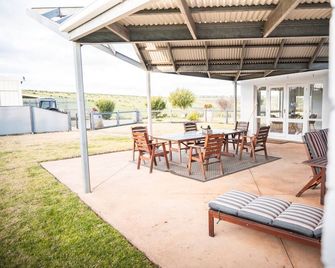 The Farmhouse At Harry Scotts Vineyard. The Views! - Bannockburn - Patio