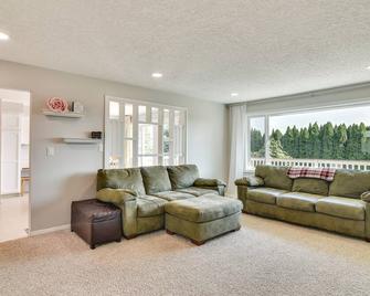 Serene Forest Grove Home w/ Deck & Stunning Views! - Forest Grove - Вітальня