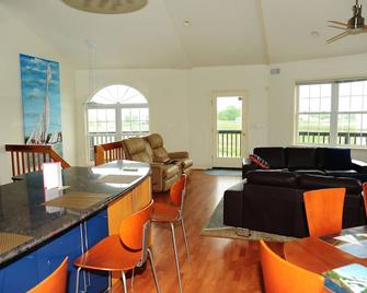 Stay in the landmark Lighthouse! - Rock Hall - Restaurant