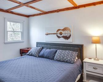 Cozy Tennessee Cabin w/ Deck, Grill & Fireplace! - Smithville - Bedroom