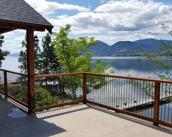 Naramata Lakefront home with Private Beach and Dock - The Apricot Club - Naramata - Balcony