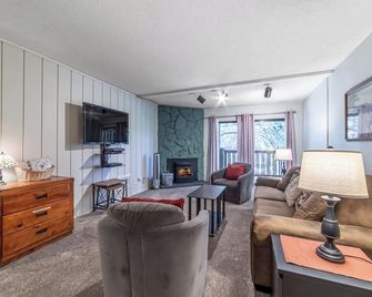 Walk to Ski, Pet-Friendly Condo & Spa 374 - Mammoth Lakes - Living room