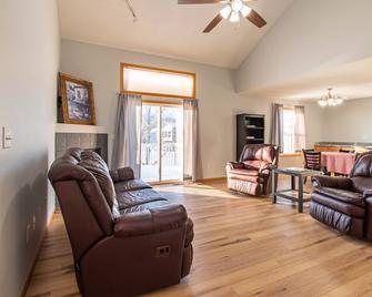 Remodeled home close to Iowa City! - North Liberty - Living room
