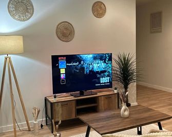 Central Manchester Bohemian Apartment With Terrace & Gym - Manchester
