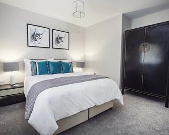 Larchfield Grange, Beautiful 4 Bedroom House With Stunning Mountain Views - Abergavenny - Bedroom