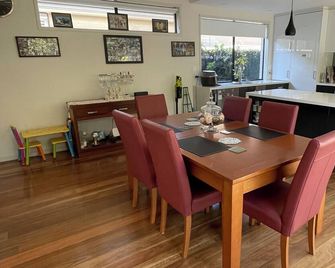 2 Private Bedrooms, Private bathroom, Free parking, Aquatics, Westfield. - Brighton - Dining room
